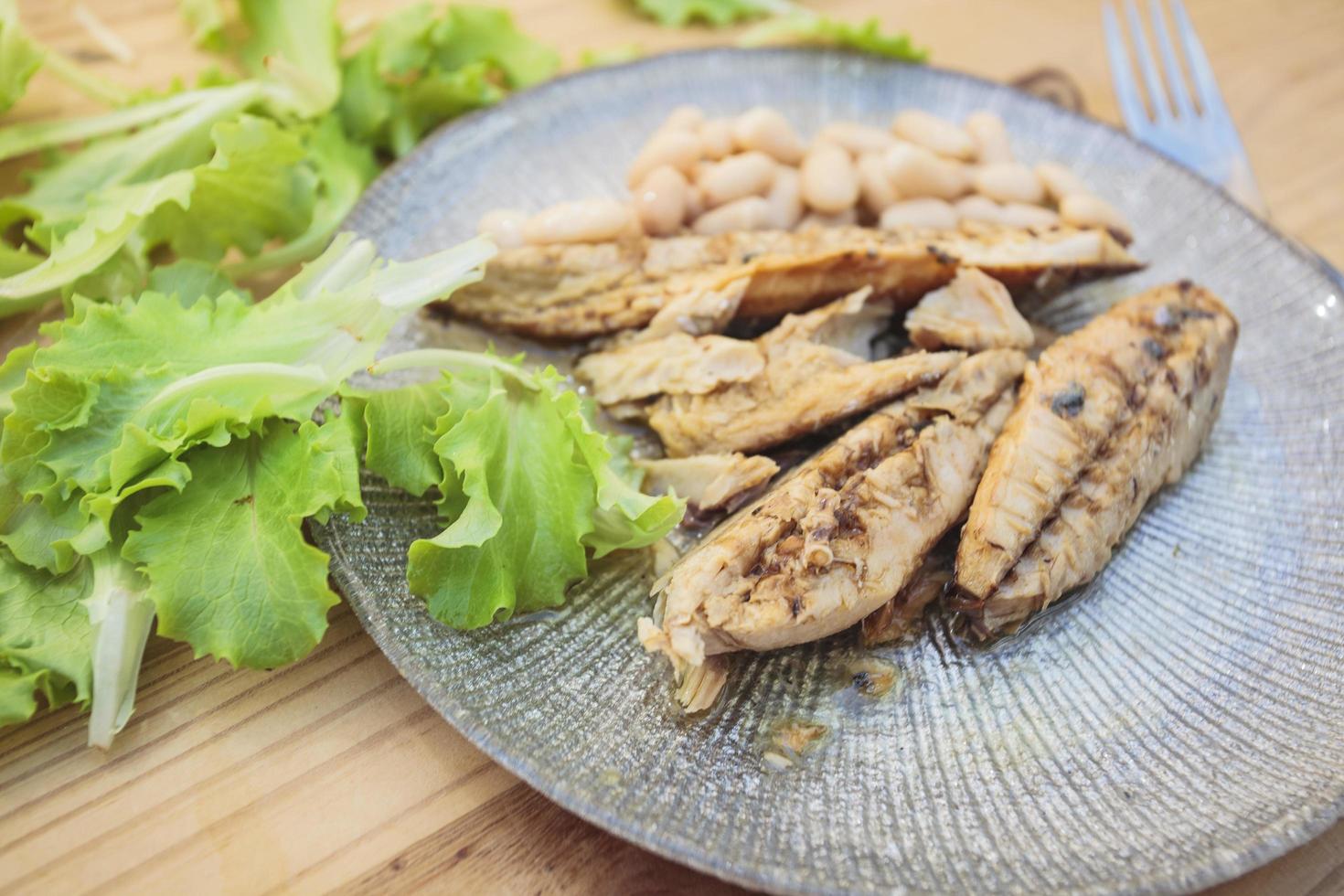 caballa a la plancha con ensalada foto