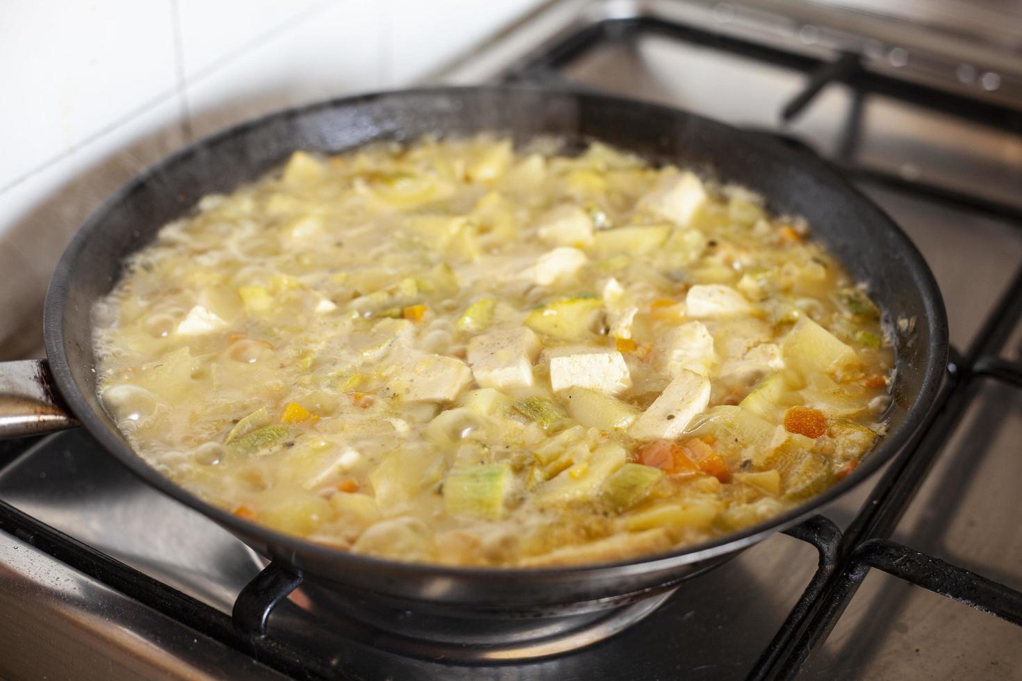 tofu con verduras en una sartén que se está cocinando foto