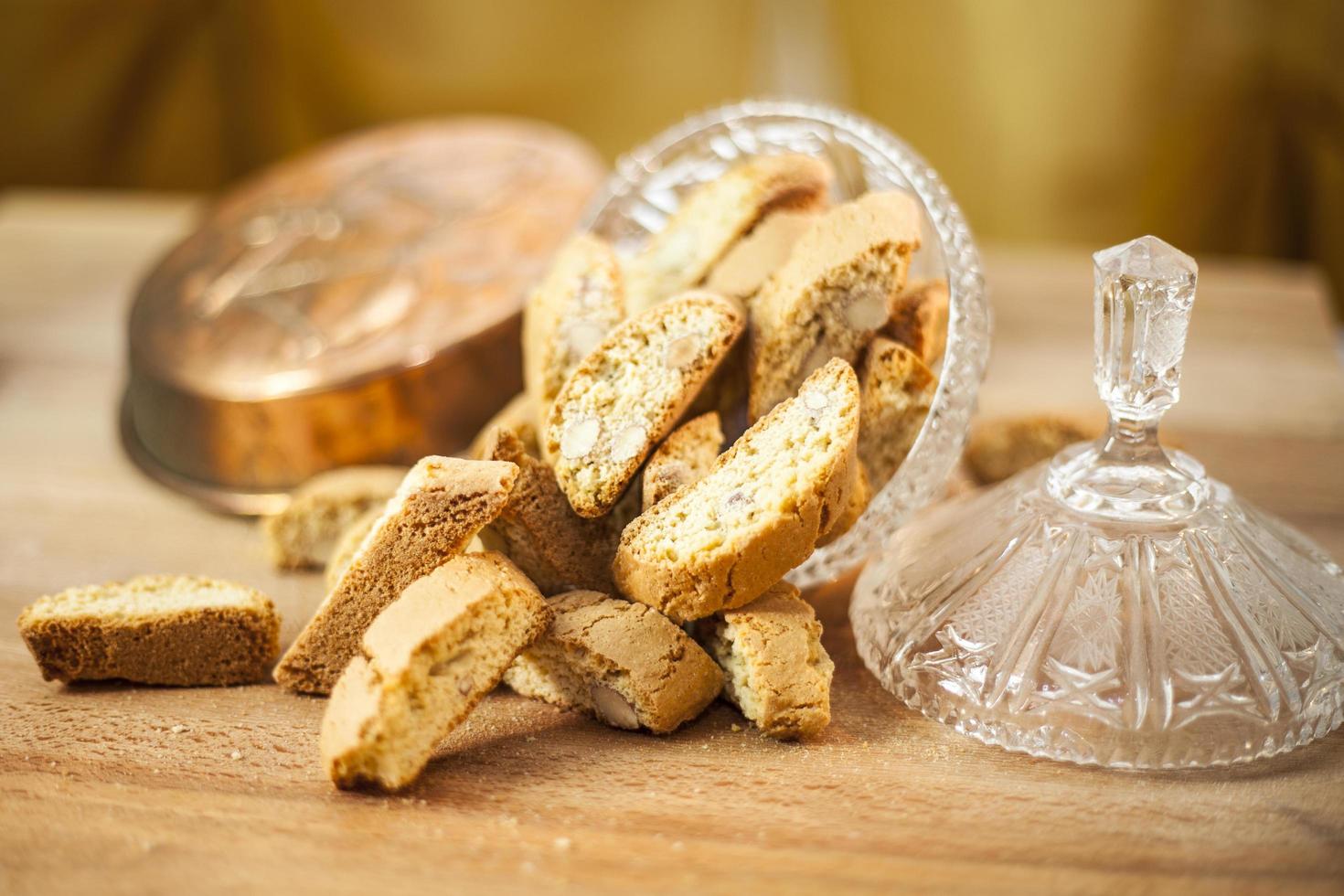 biscotti en un plato de vidrio foto