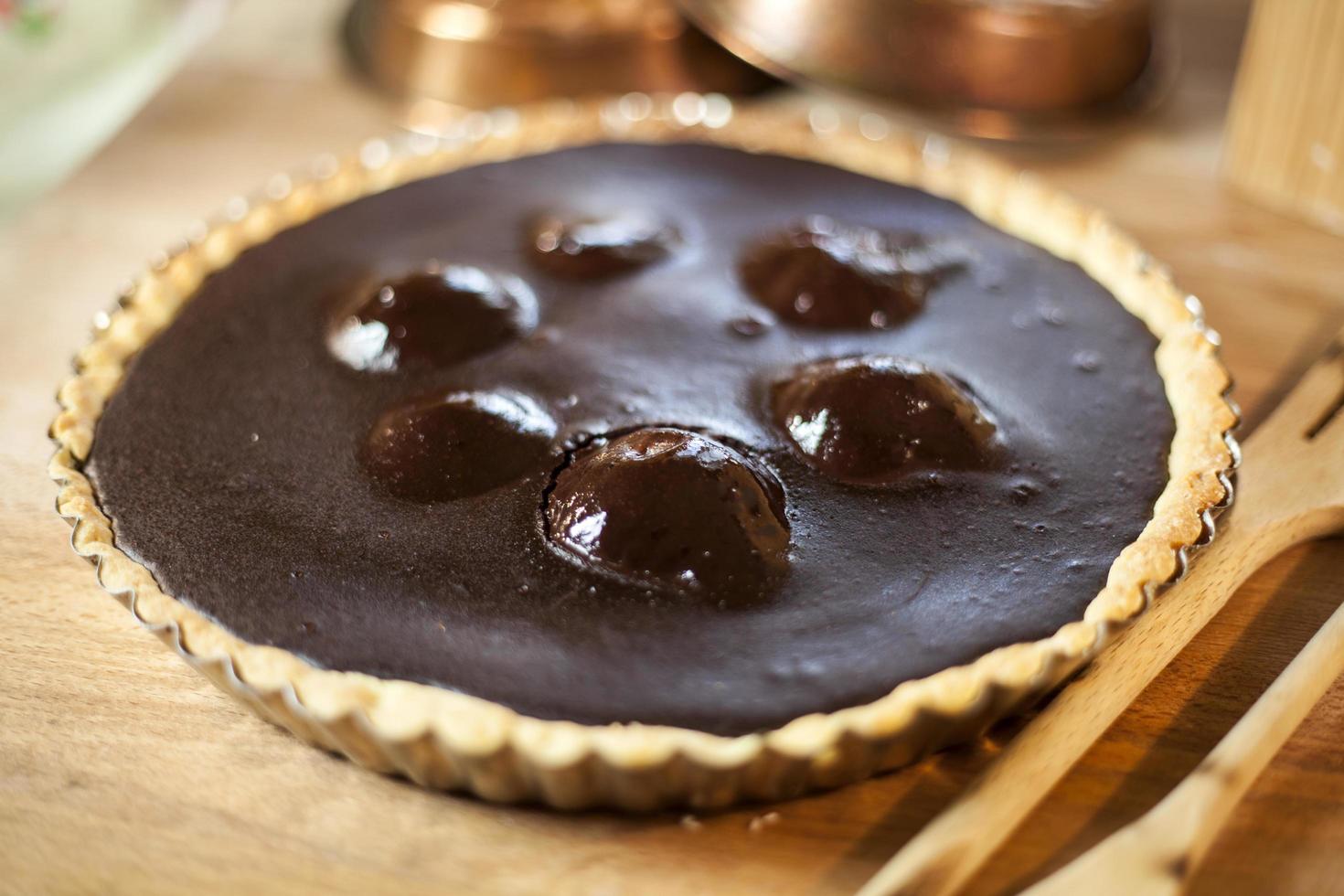 primer plano de tarta de chocolate y pera foto