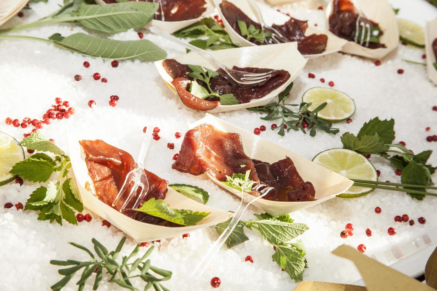 aperitivos en una mesa foto