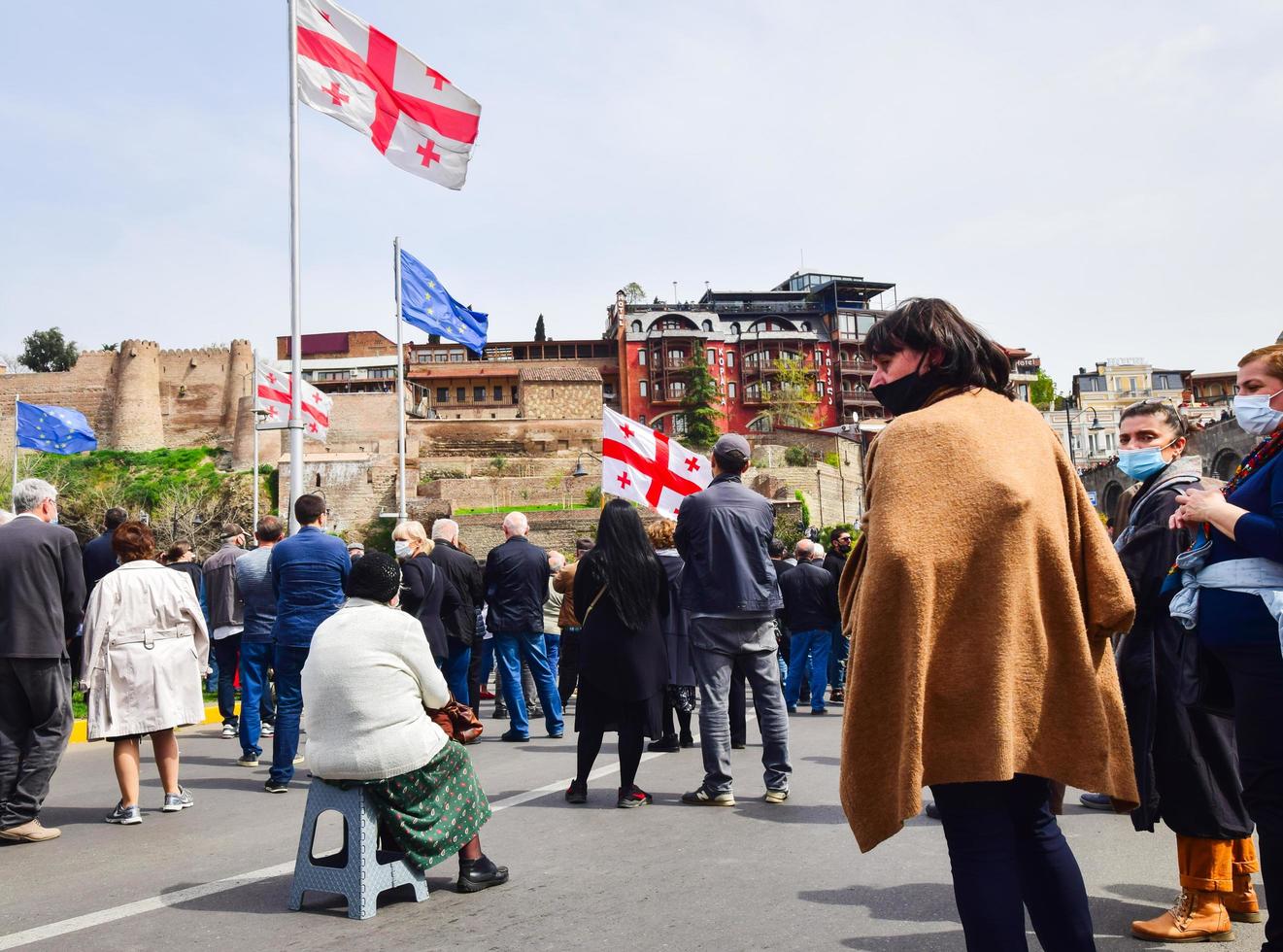 tbilisi, georgia - 9 de abril de 2021, personas sosteniendo la bandera georgiana en la calle en protesta pacífica. foto