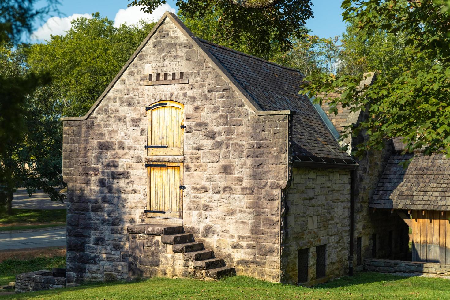 edificio de piedra vintage en la mansión belle meade en nashville, tennessee, 2020. foto