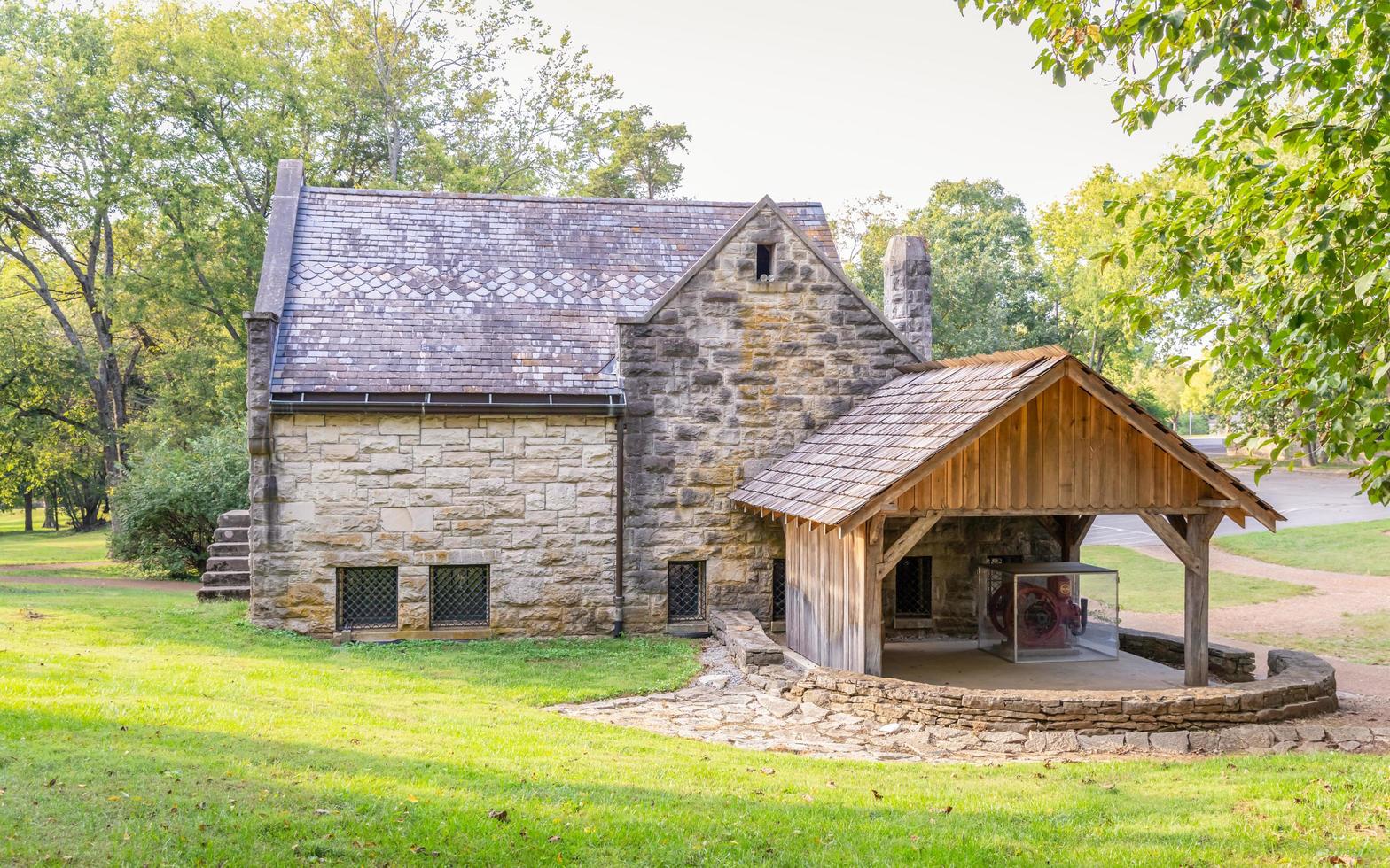 edificio de piedra vintage en la mansión belle meade en nashville, tennessee, 2020. foto