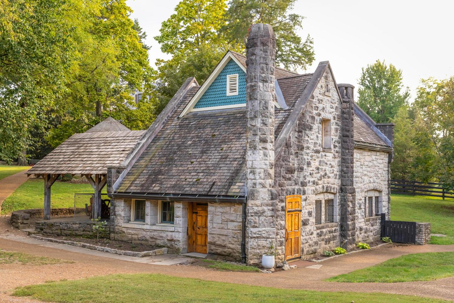 edificio de piedra vintage en la mansión belle meade en nashville, tennessee, 2020. foto