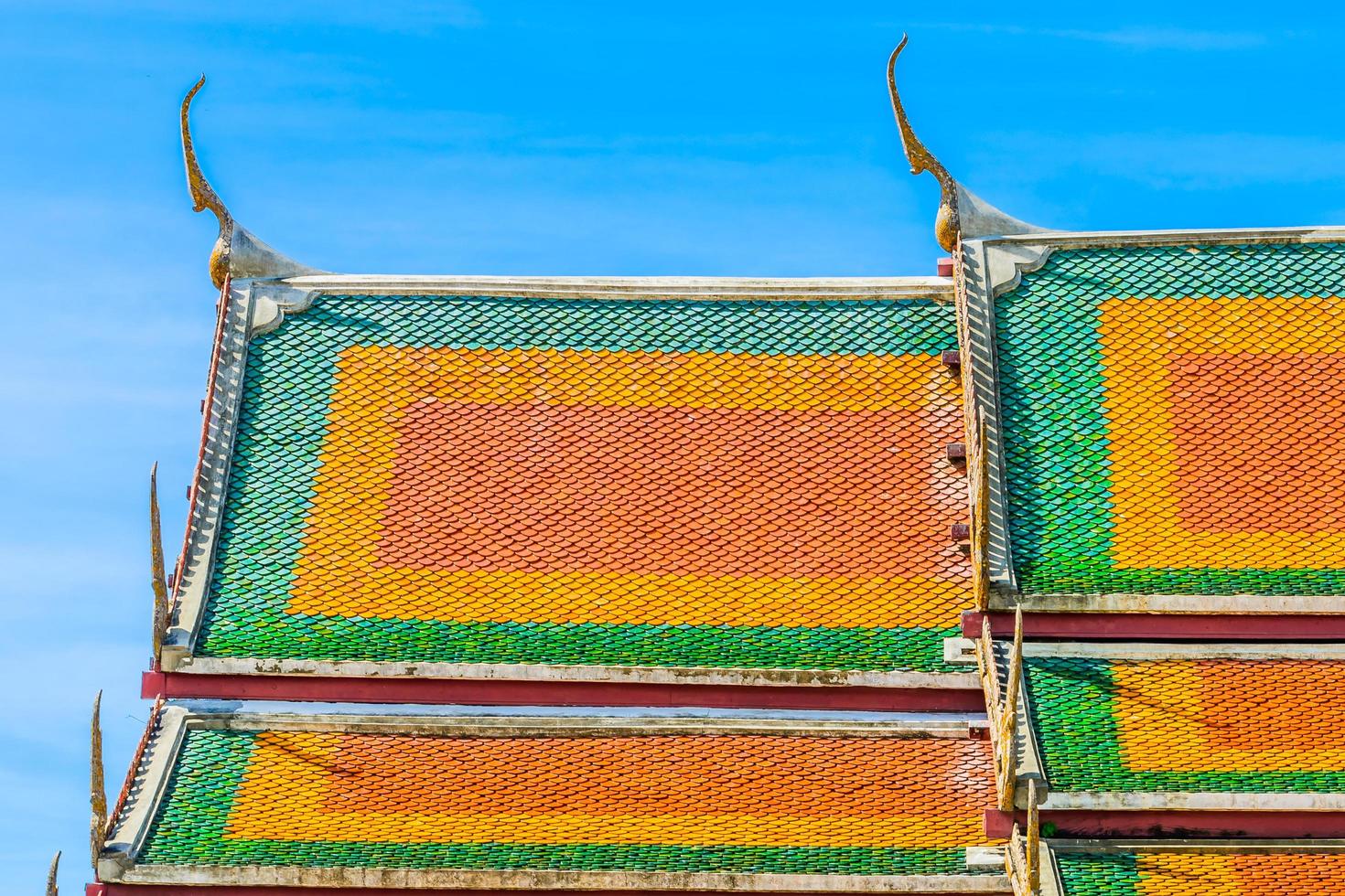 techo de un templo en estilo tailandés foto