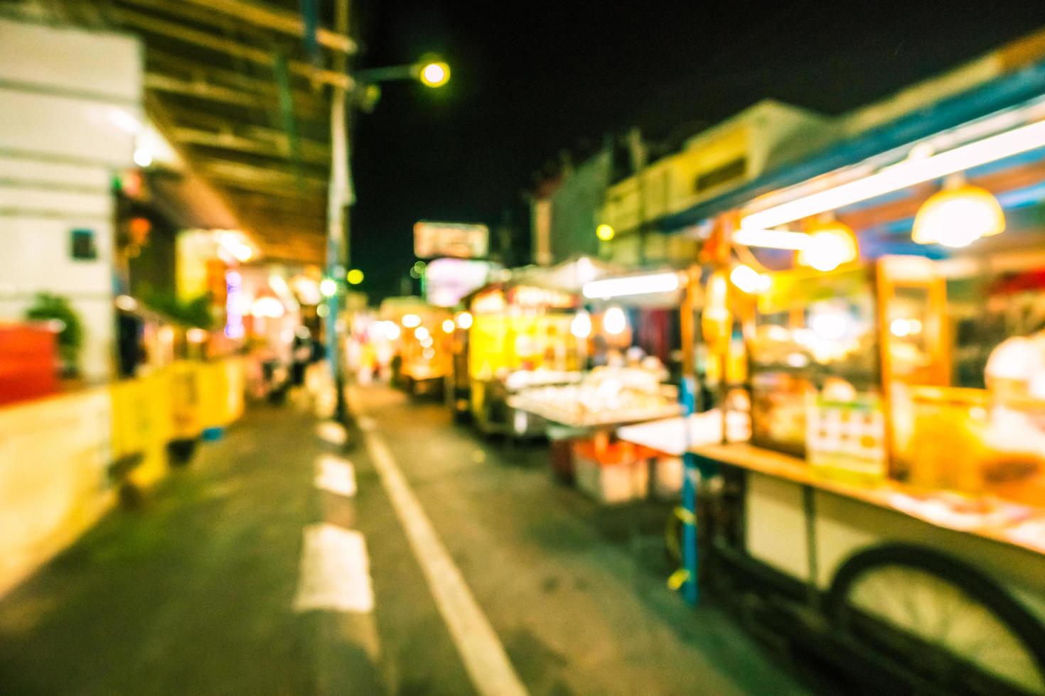 Desenfocado abstracto calle del mercado nocturno en hua hin foto