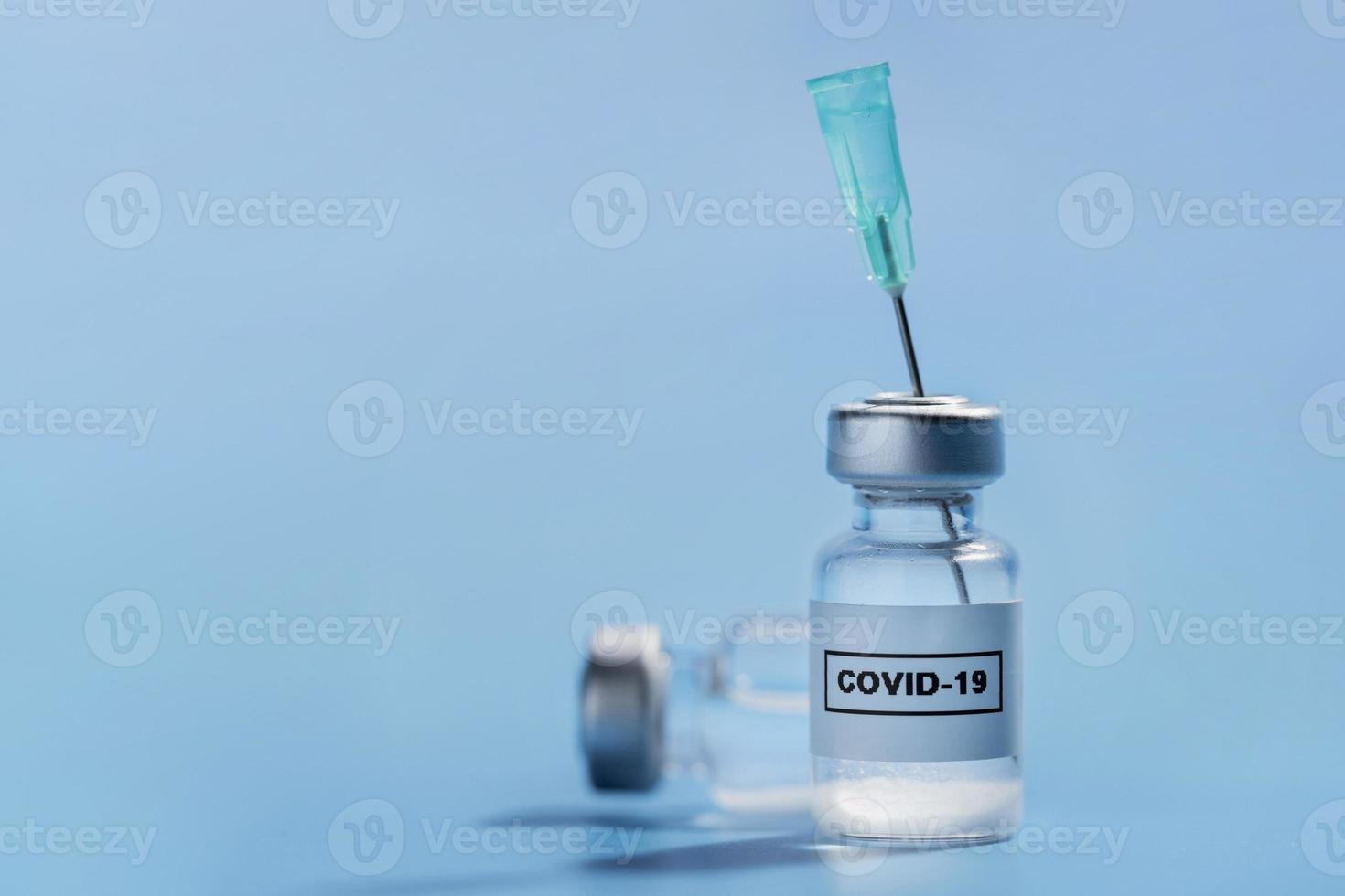 Surtido de vacunación de vista frontal con espacio de copia sobre fondo azul. foto