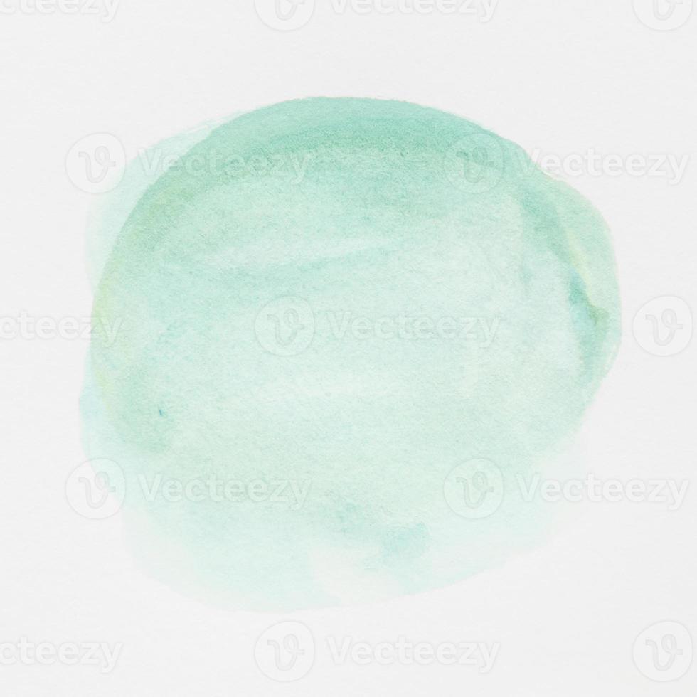 mancha de acuarela verde sobre papel blanco foto