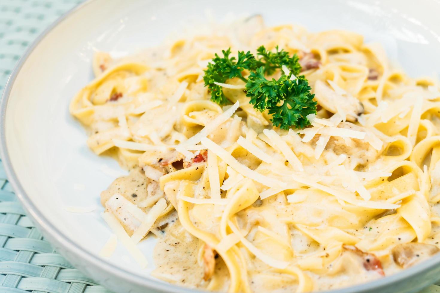 espaguetis o pasta con trufa y salsa de crema foto