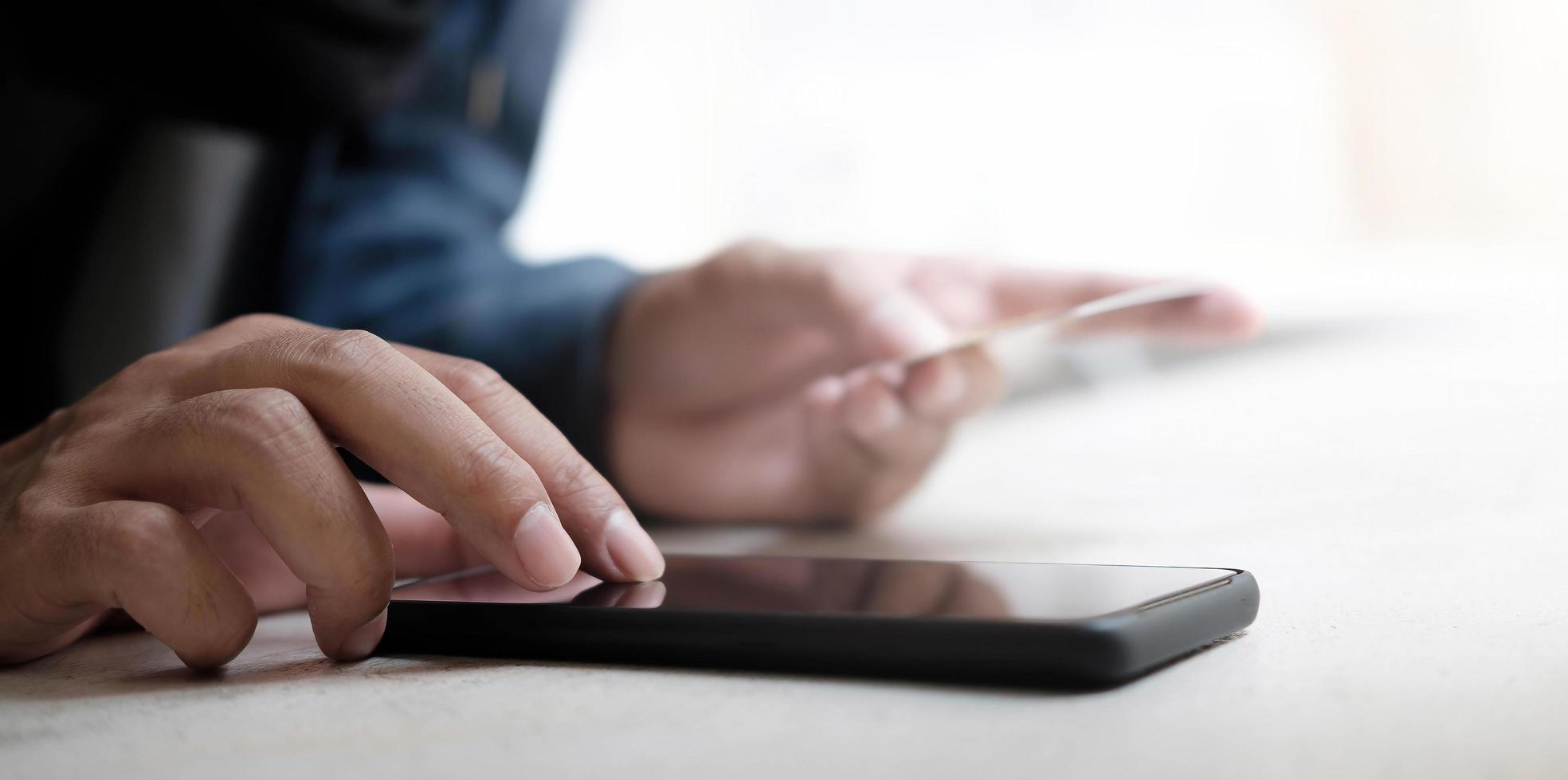 persona ingresando el número de tarjeta de crédito en un teléfono foto