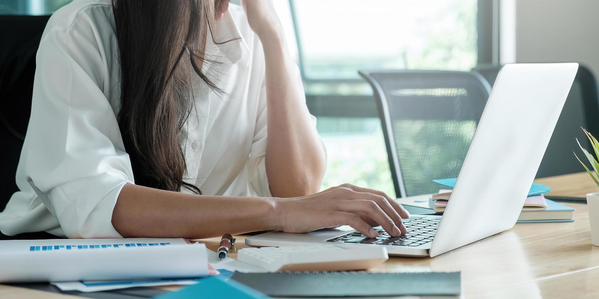 mujer en un escritorio foto