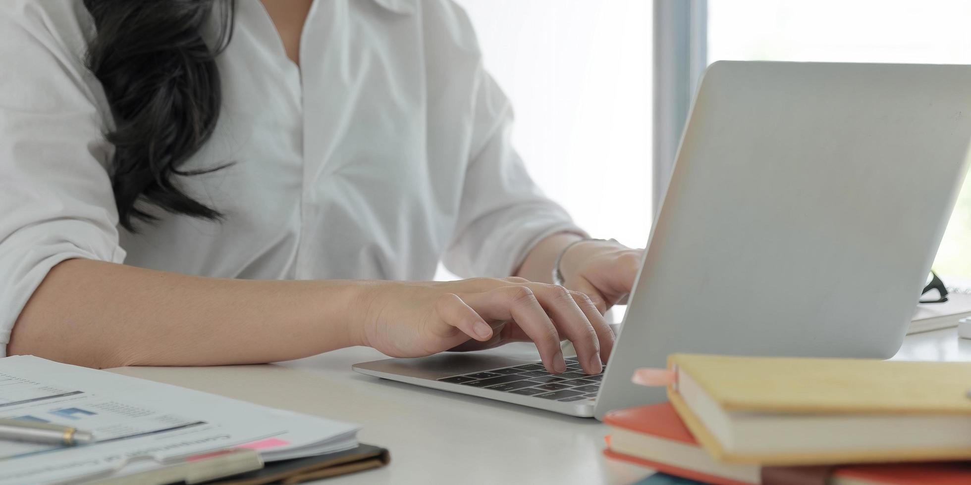 vista, de, un, mujer, trabajando, un, computador portatil foto