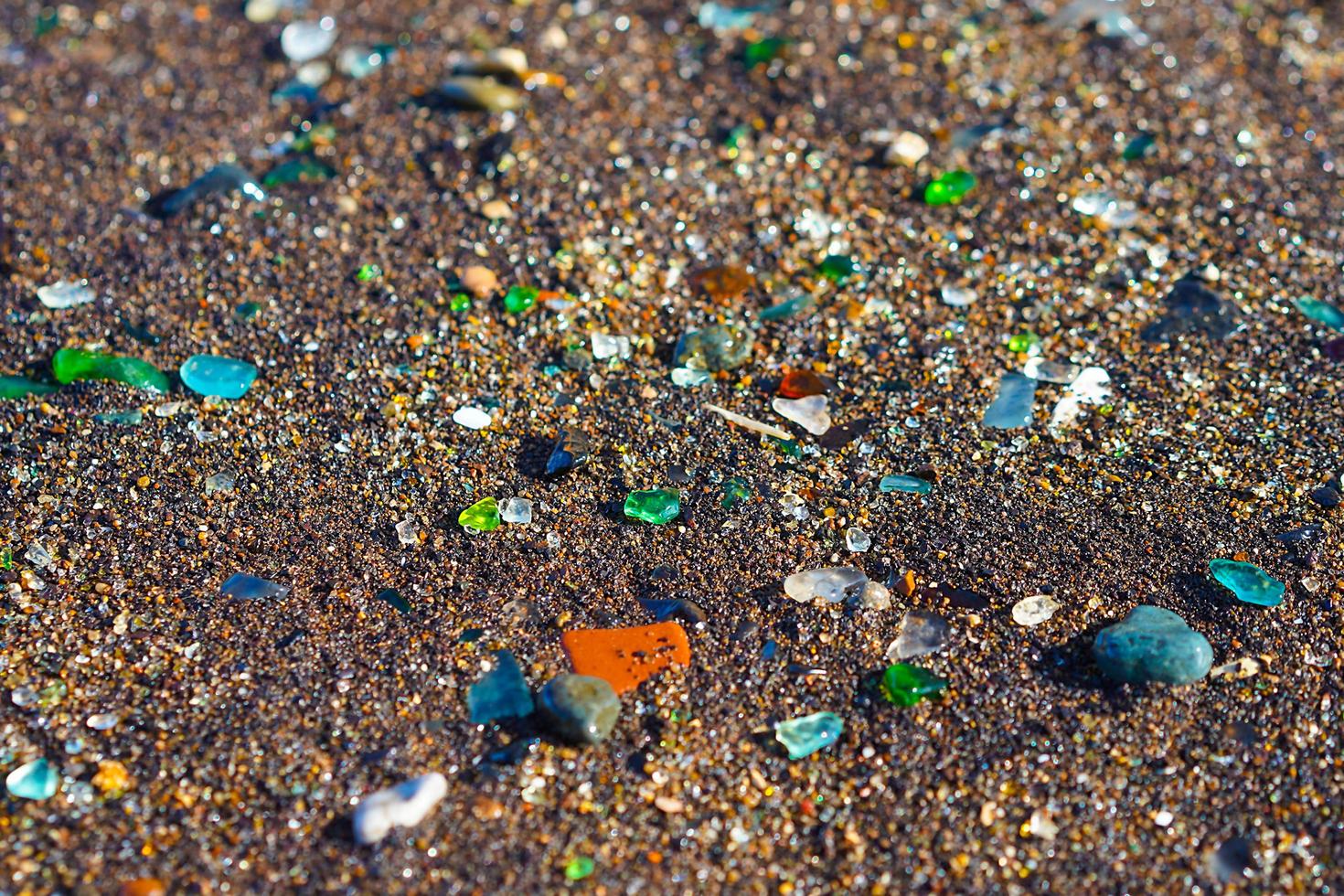 Close-up de coloridos cristales de mar sobre arena en Vladivostok, Rusia foto