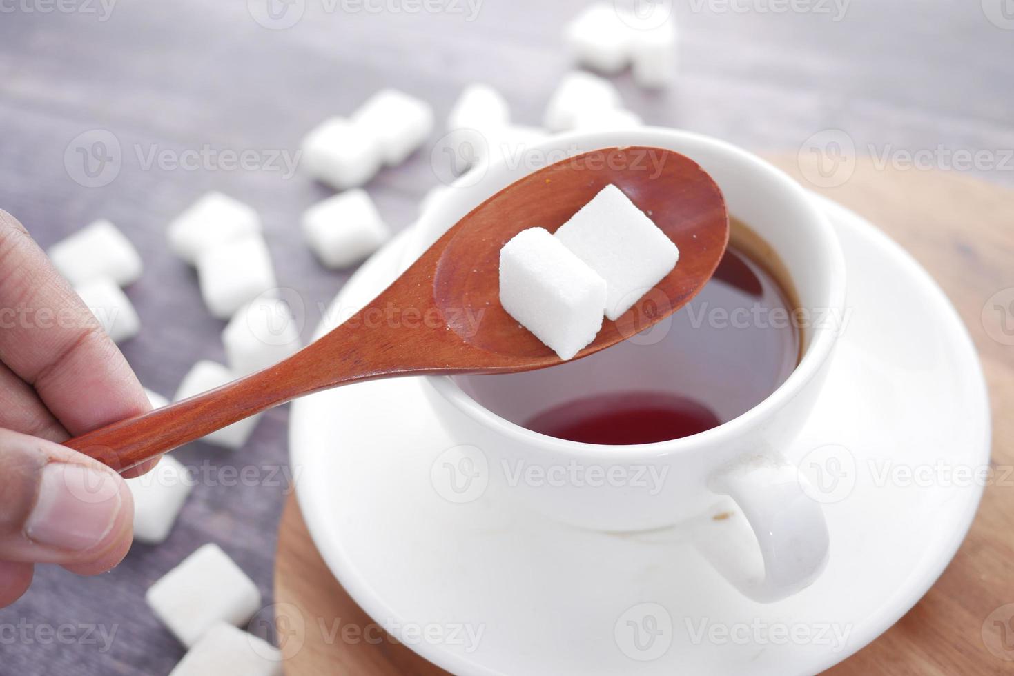 terrones de azúcar y café foto