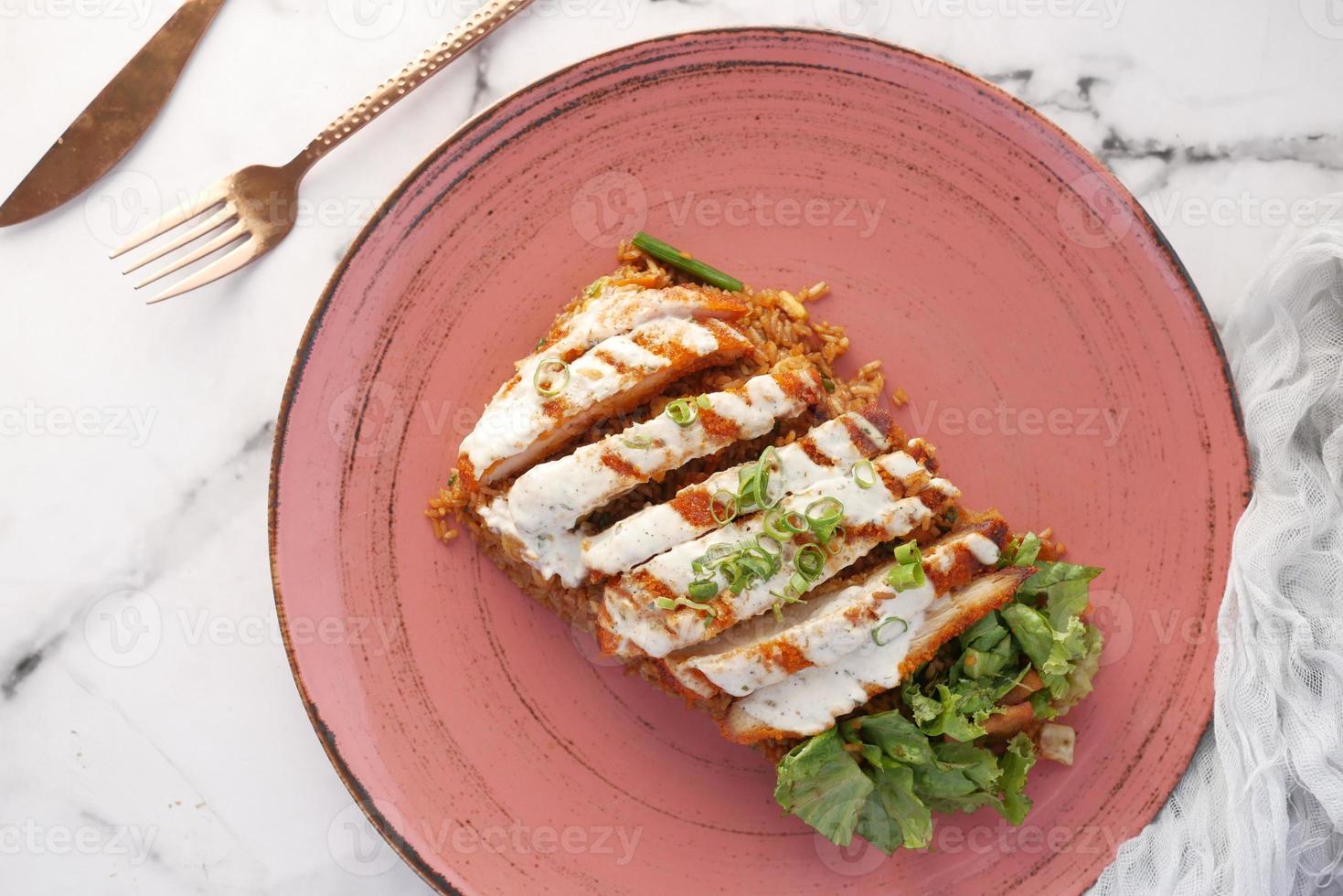 Pollo a la parrilla, arroz y ensalada de verduras frescas en la mesa foto