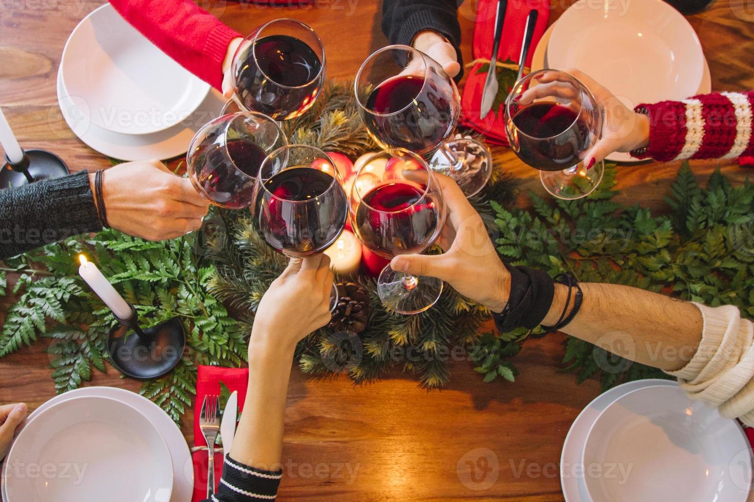 concepto de cena de navidad con vista superior copa de vino saludos foto