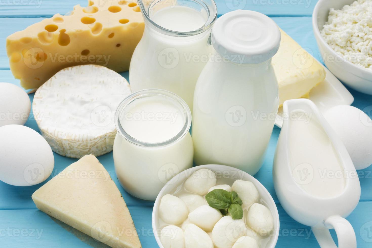 Close-up de leche orgánica con queso gourmet. foto
