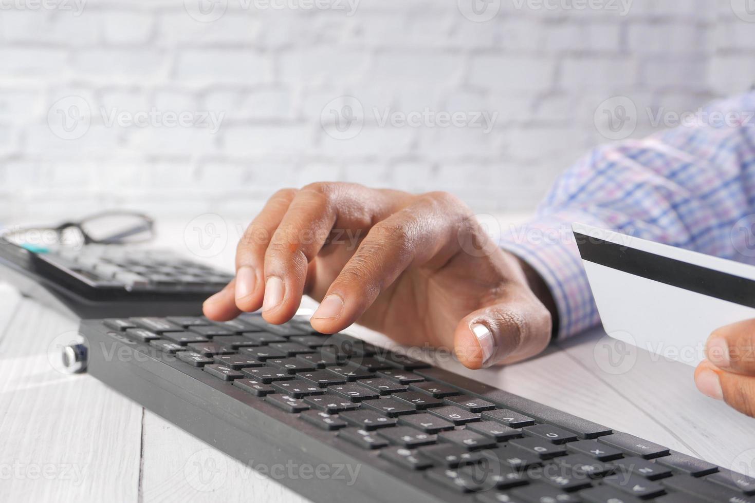 hombre ingresando información de tarjeta de crédito foto