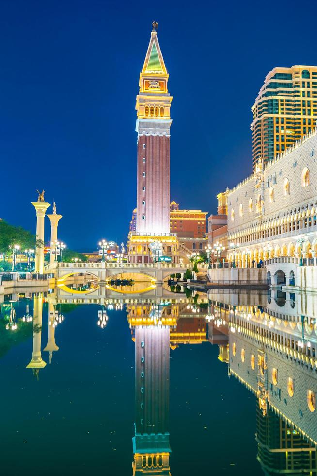 Veneciano y otro hotel resort y casino en la ciudad de Macao, China en la noche foto