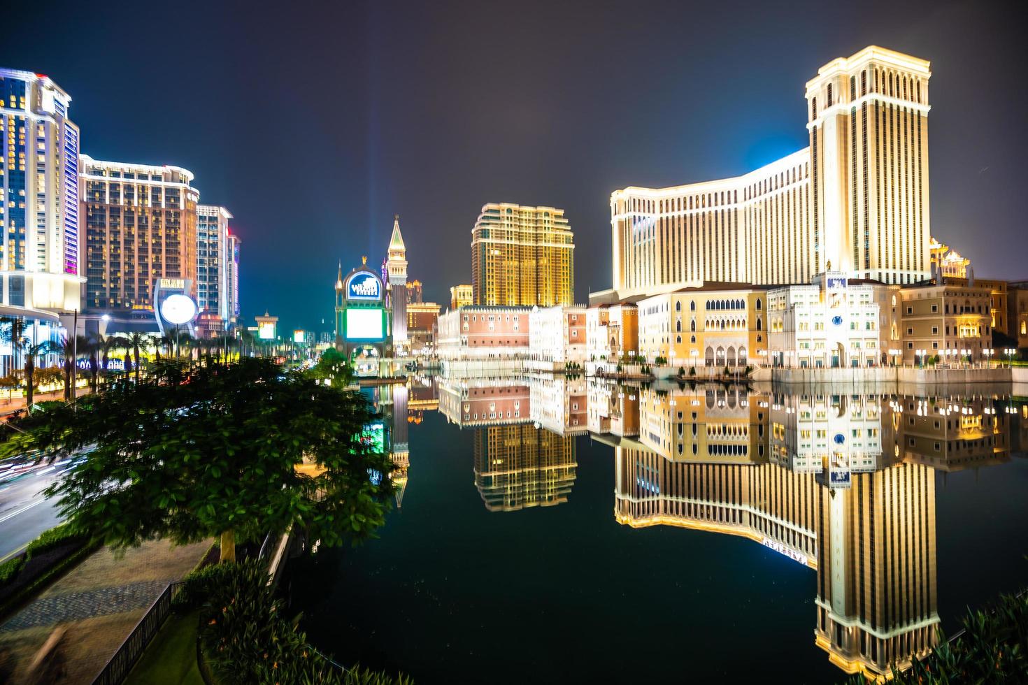 Veneciano y otro hotel resort y casino en la ciudad de Macao, China en la noche foto