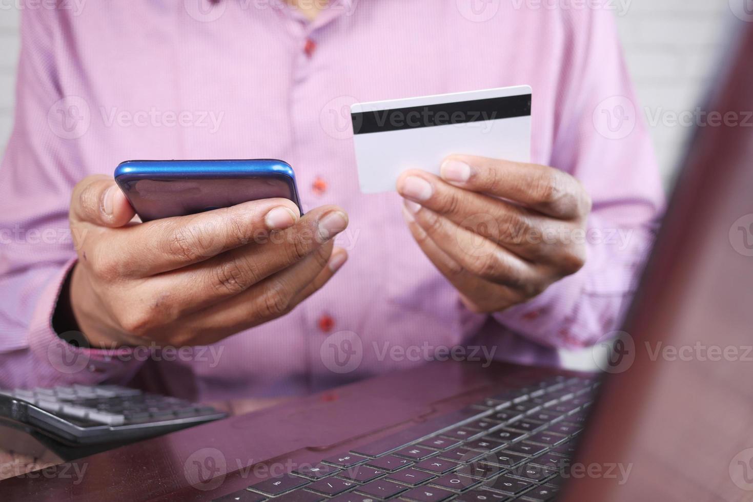 hombre de compras en un teléfono inteligente foto