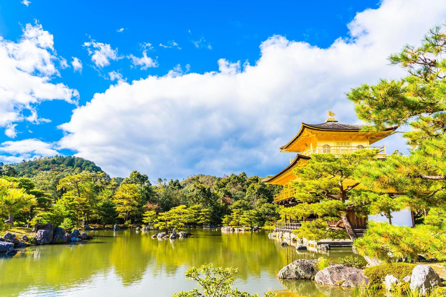 hermoso templo kinkakuji en kyoto, japón foto