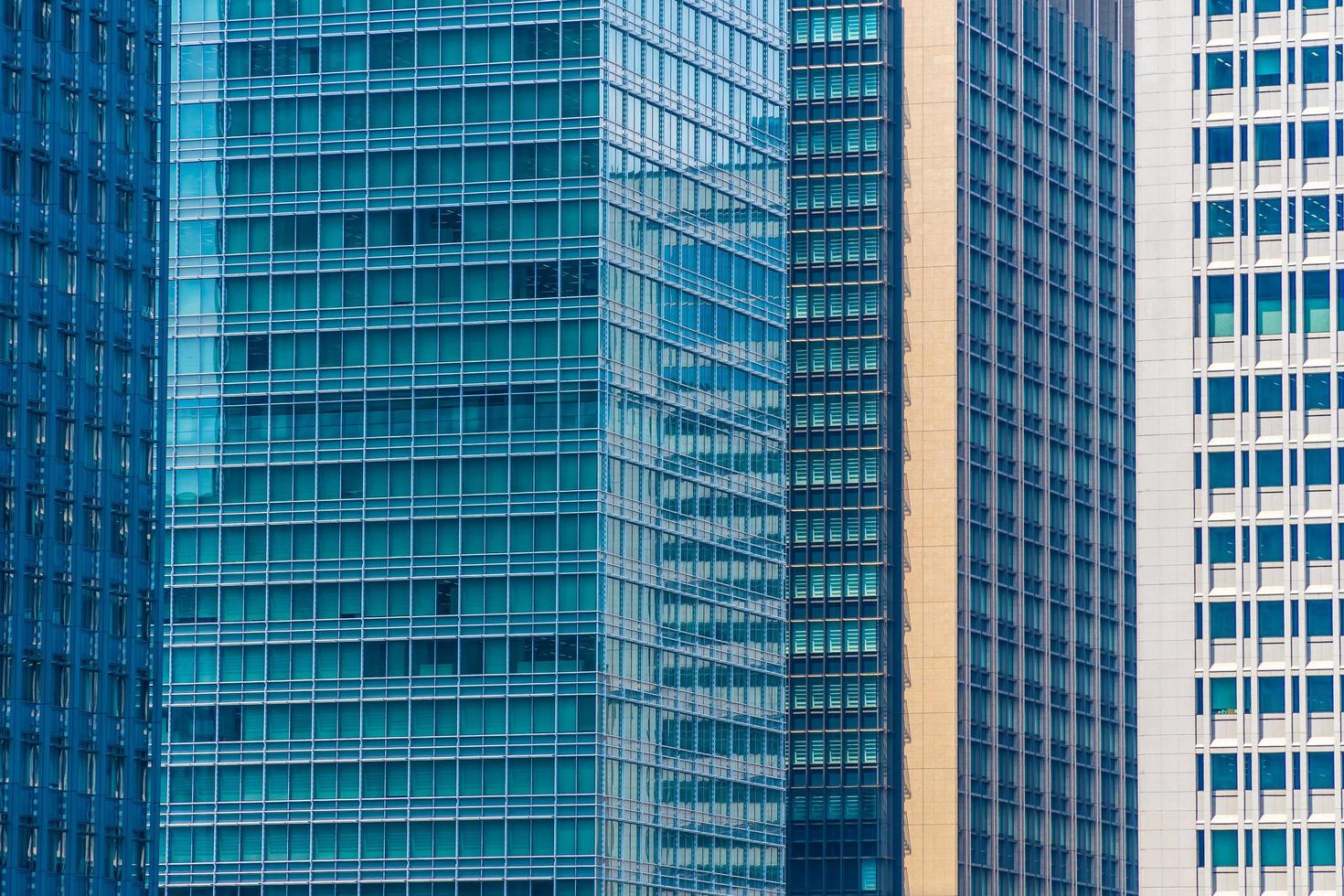 edificios de oficinas con patrón de ventana foto