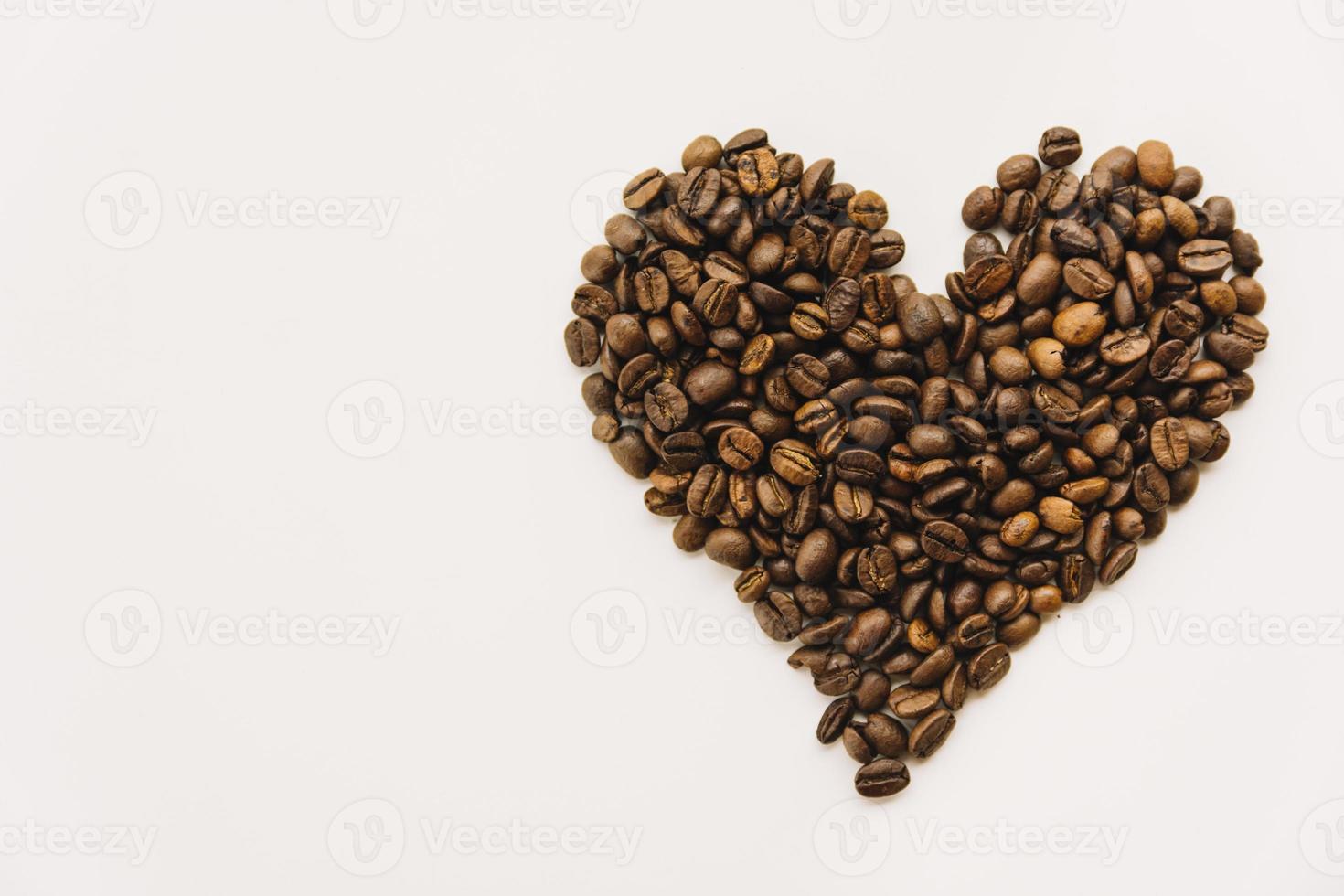 granos de café en forma de corazón foto