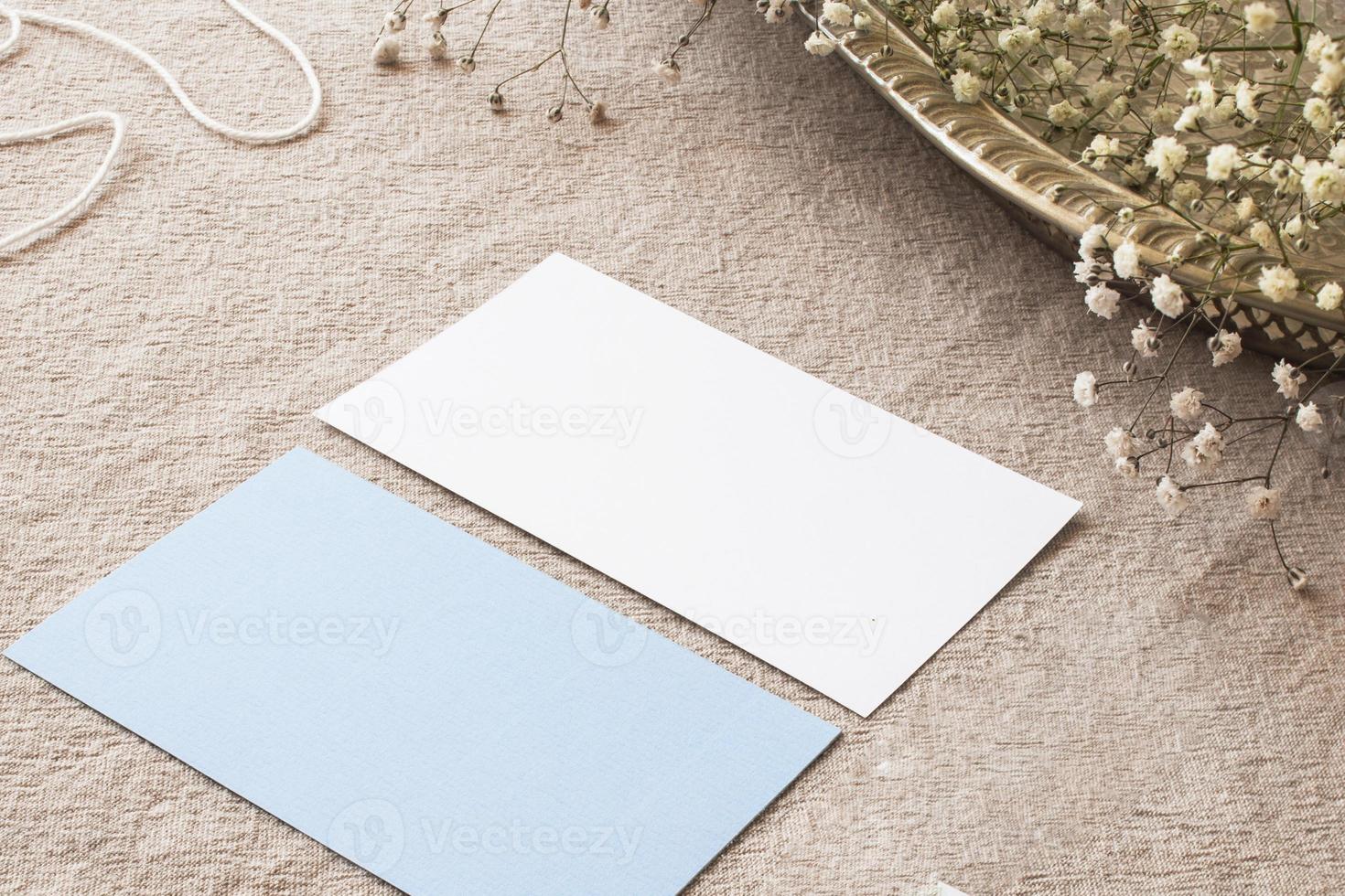 Composición de papeles sobre mantel beige. foto