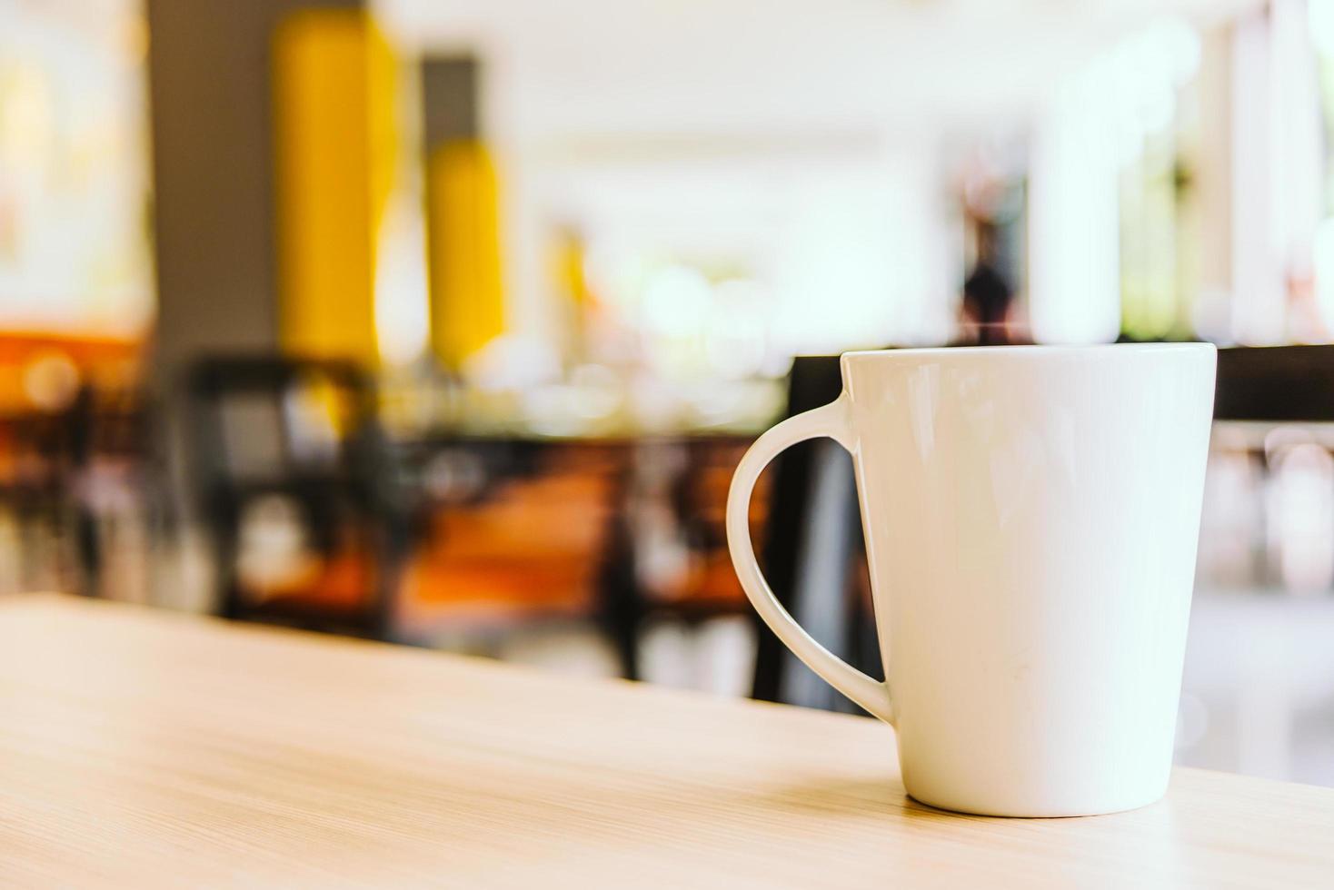 Taza de café con leche en la cafetería. foto