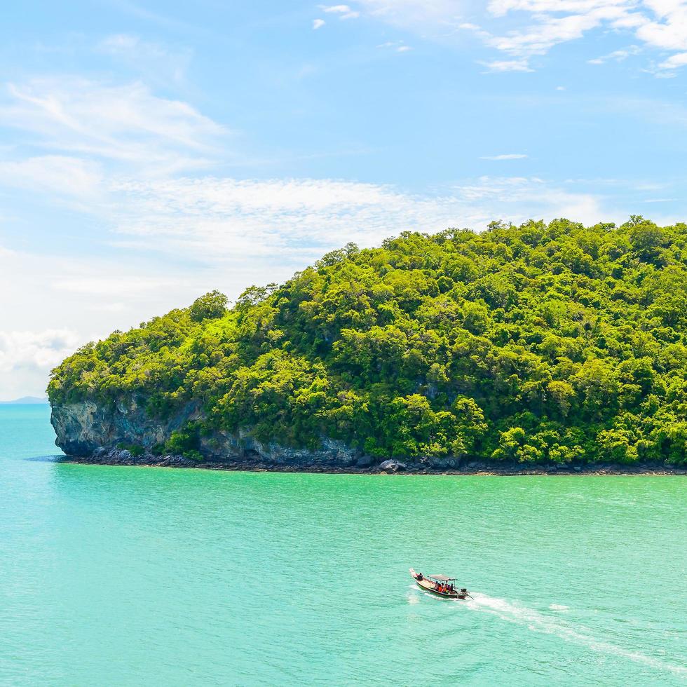 hermosa isla tropical y mar en tailandia foto