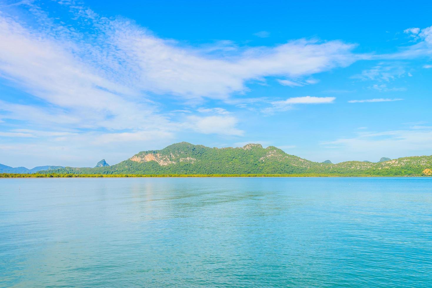 hermosa isla tropical y mar en tailandia foto