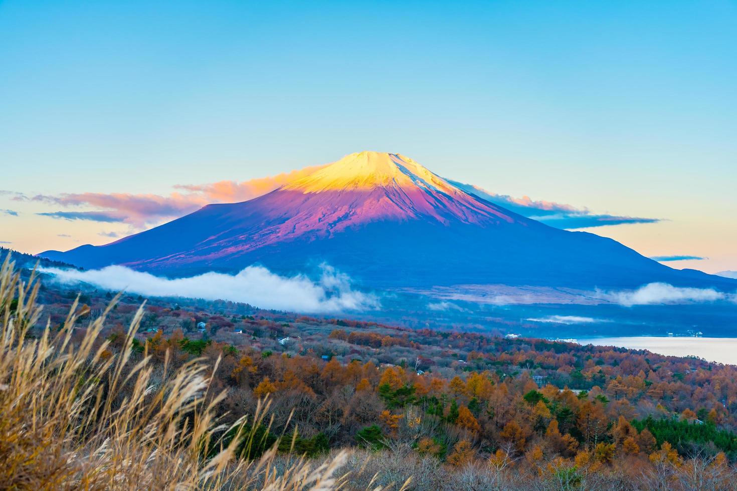 hermoso paisaje del mt. fuji en la temporada de otoño foto