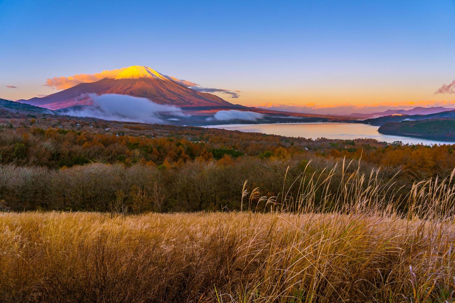 hermoso paisaje del mt. fuji en la temporada de otoño foto