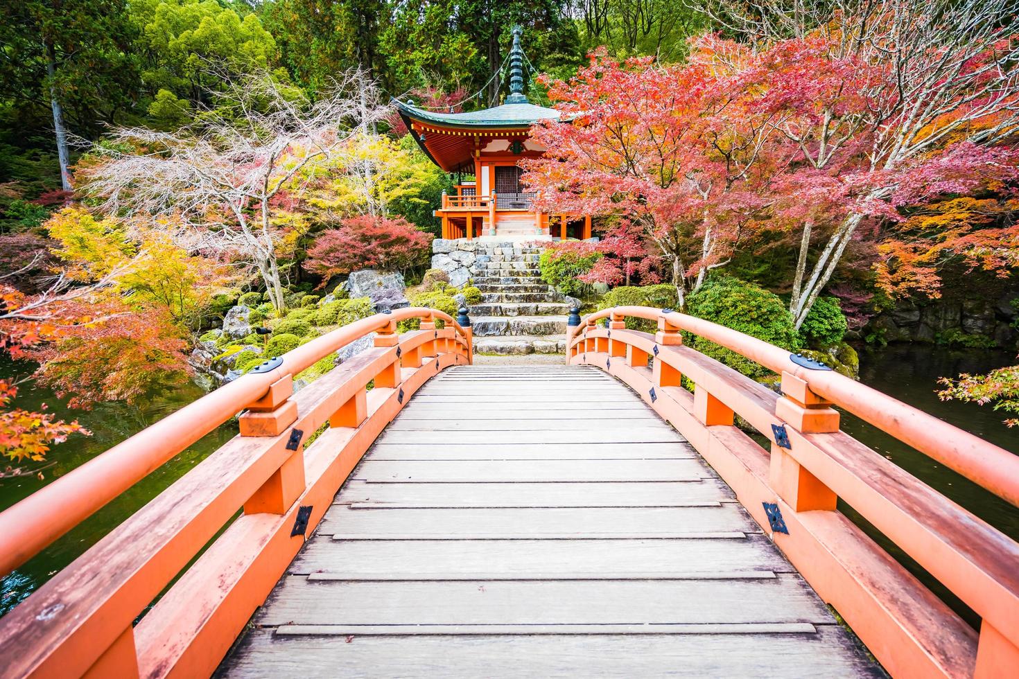 templo daigoji en otoño, kyoto, japón foto
