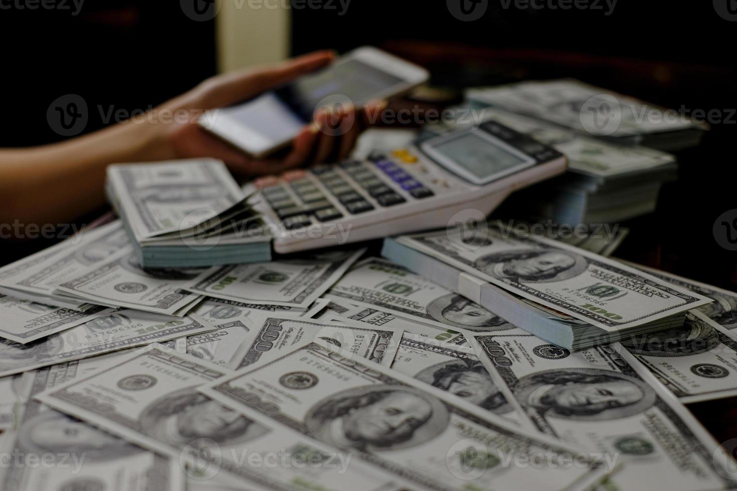 persona contando dinero usando calculadora foto