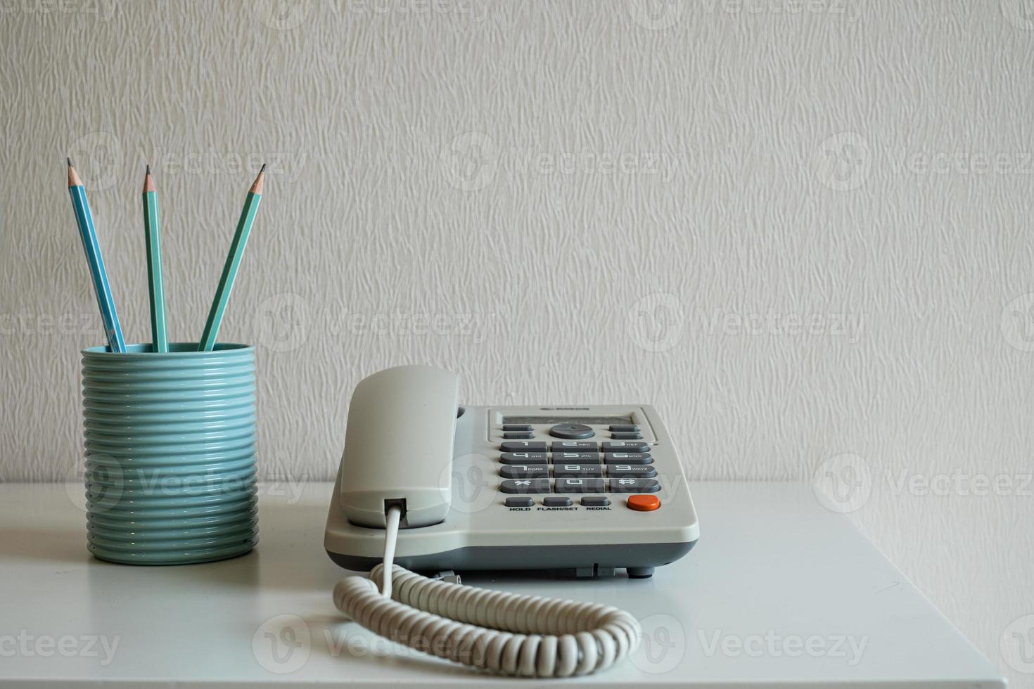 viejo teléfono de casa en una mesa foto