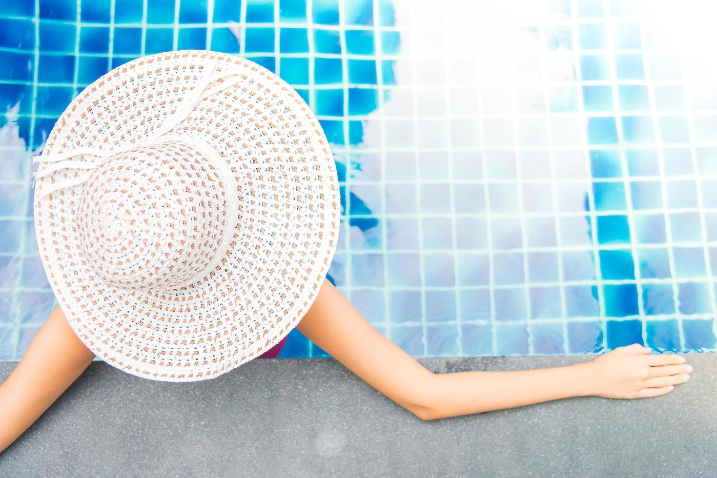 Las mujeres usan sombrero en la piscina del hotel. foto