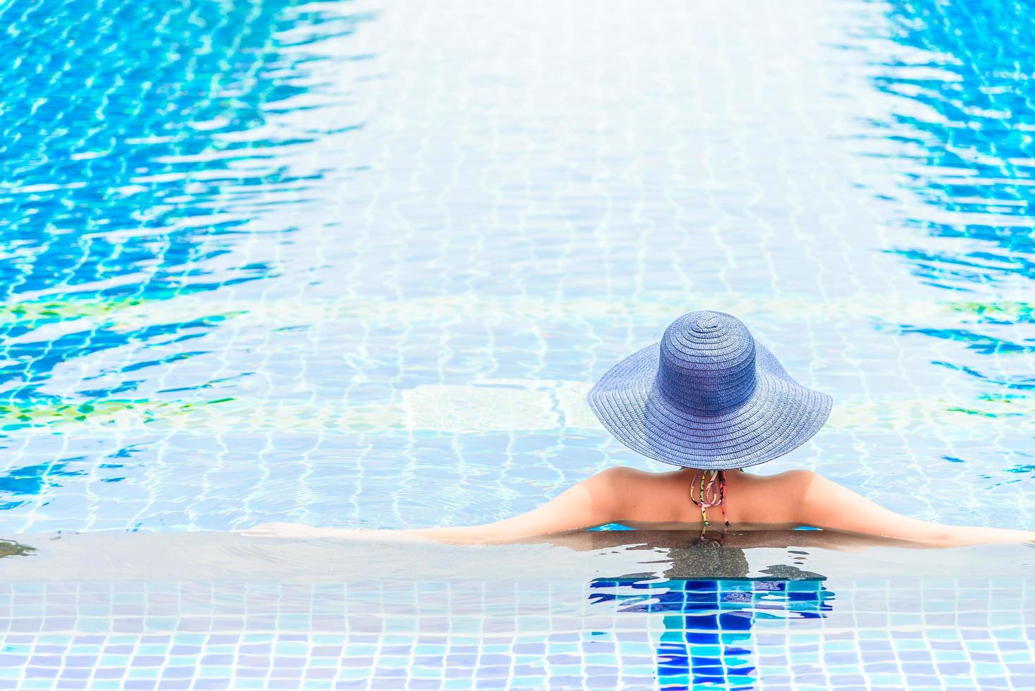 mujeres con sombrero en la piscina del hotel foto