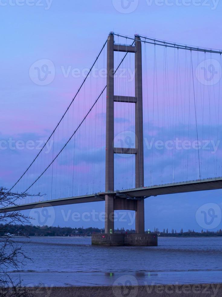 Una de las principales torres del puente humber, North Lincoln, Inglaterra foto