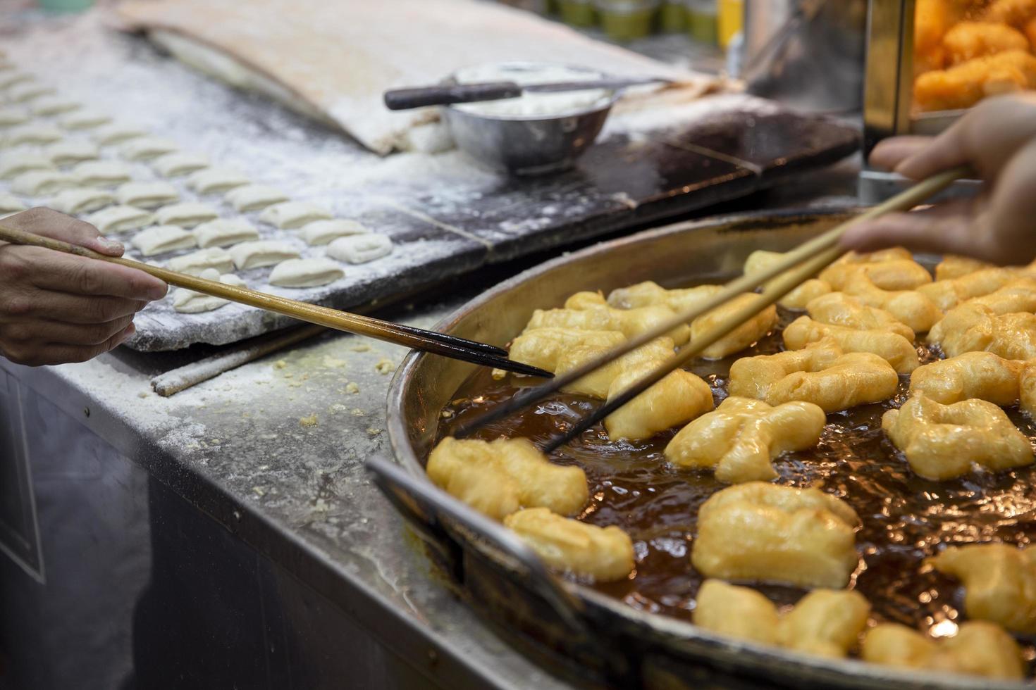 mano está cocinando phongko, la comida es famosa en los países asiáticos foto