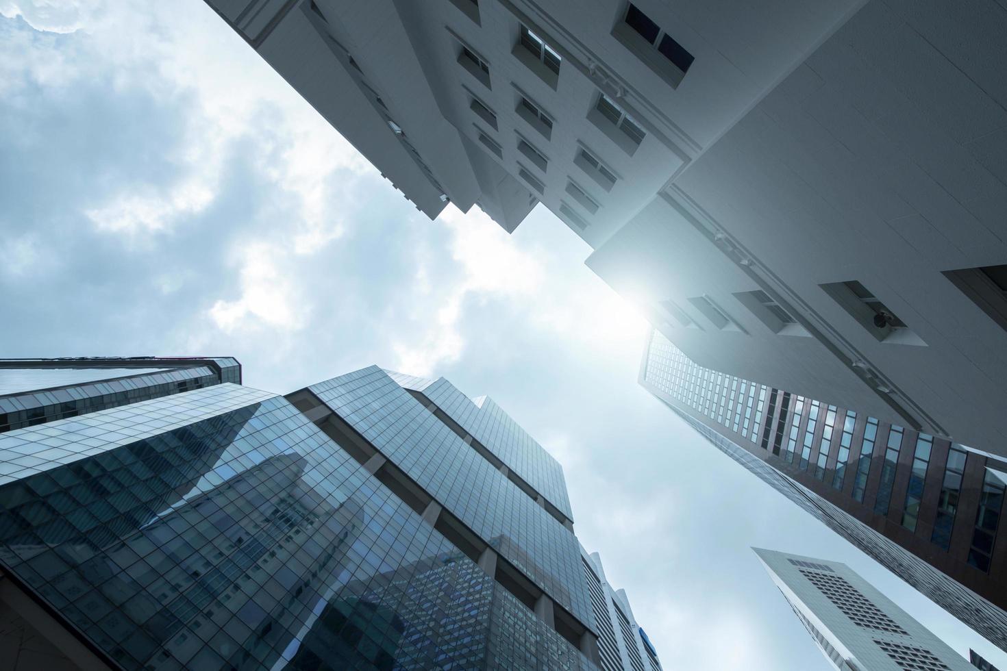 Vista del cielo y el cristal de rascacielos de negocios modernos foto