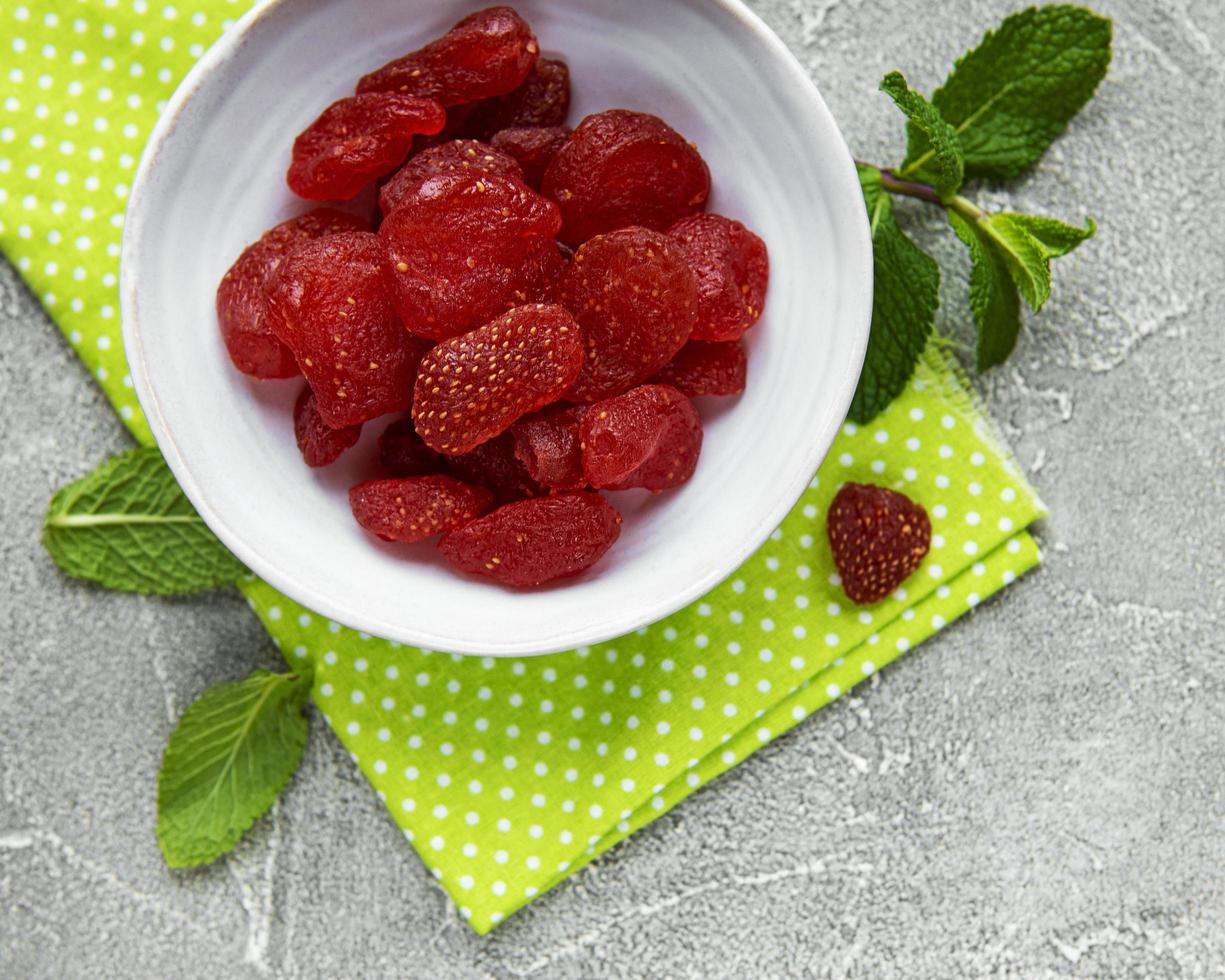 fresas secas en una mesa foto