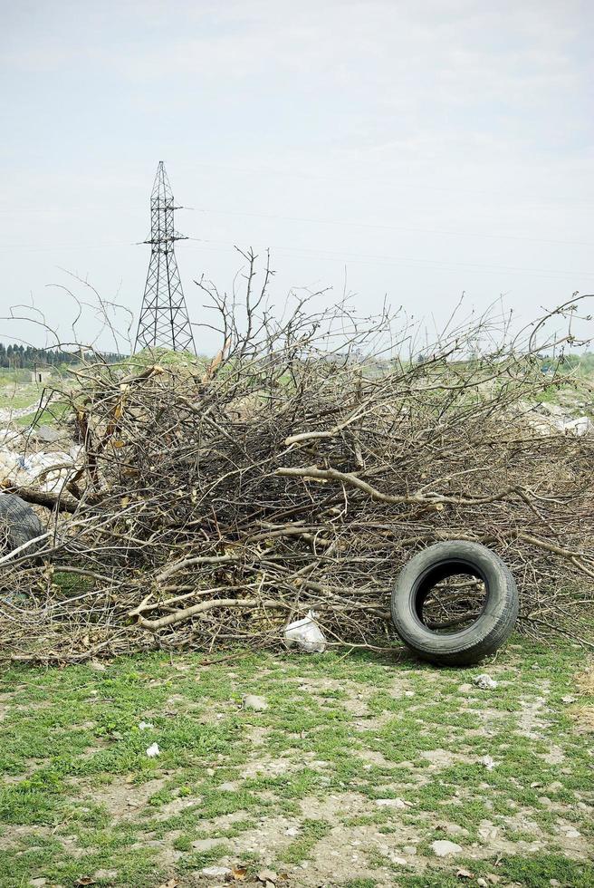 evidencia de contaminación ambiental. Zona desierta con mucha basura. foto