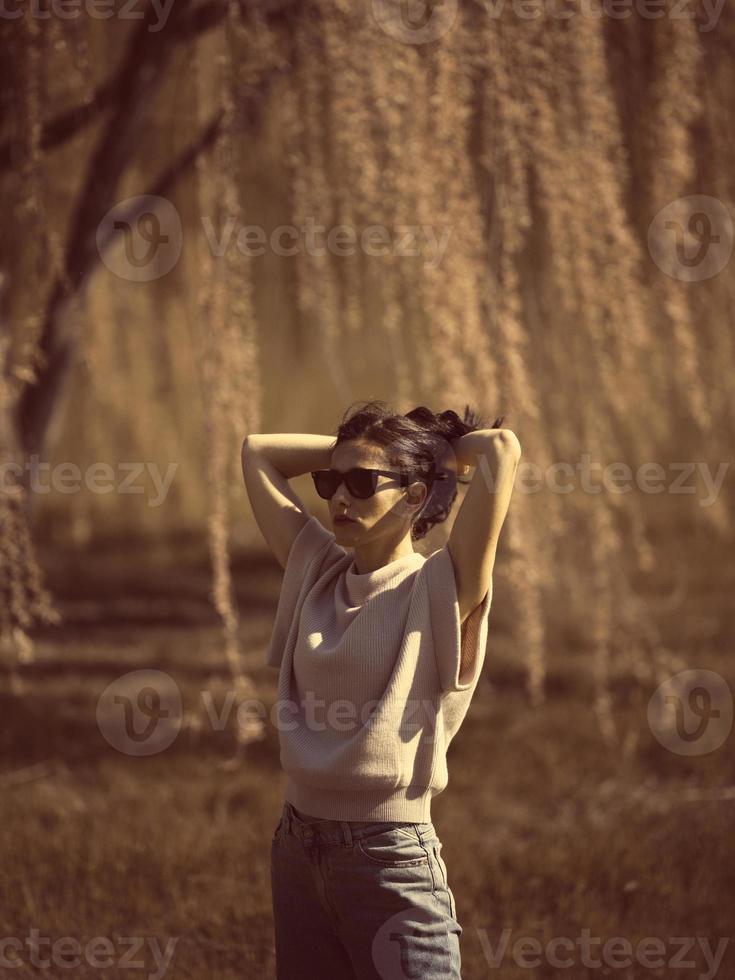 mujer de moda al aire libre en el paisaje de primavera foto