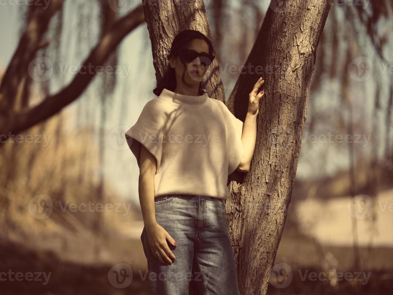 mujer de moda al aire libre en el paisaje de primavera foto