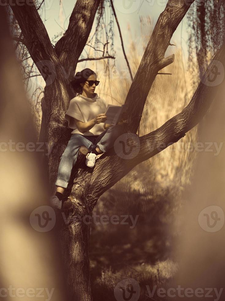 mujer de moda al aire libre en el paisaje de primavera foto