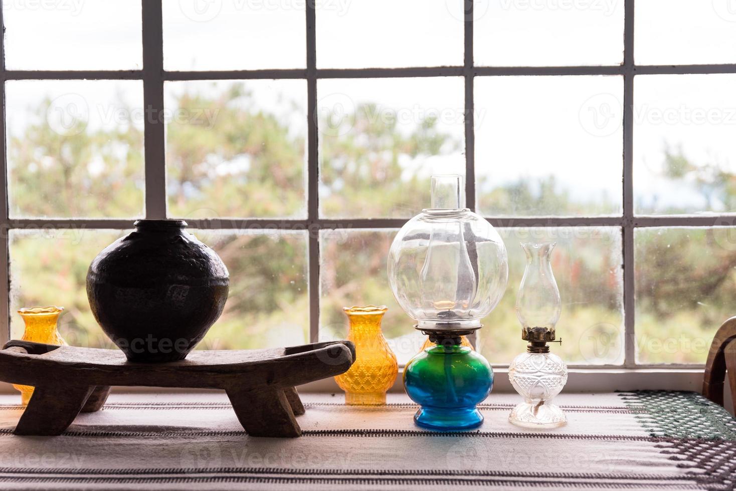 lámpara de vidrio adornado bellamente exhibida junto a la ventana foto