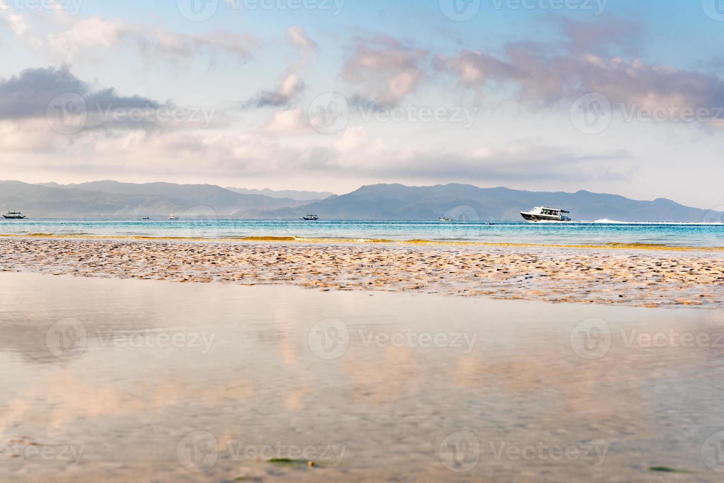 Escena típica de la mañana en la costa de Boracay, Pilippines foto